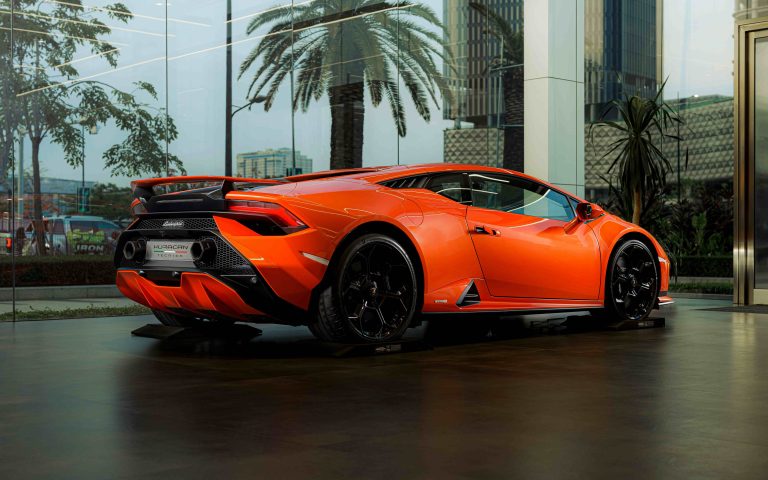 How Tourists Use Maps and Reviews to Find Trusted Luxury Car Rentals Nearby